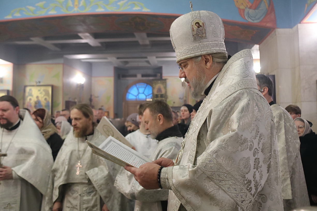 В Навечерие Крещения Господня епископ Находкинский и Преображенский Николай совершил Божественную литургию в Казанском Кафедральном соборе г. Находки.