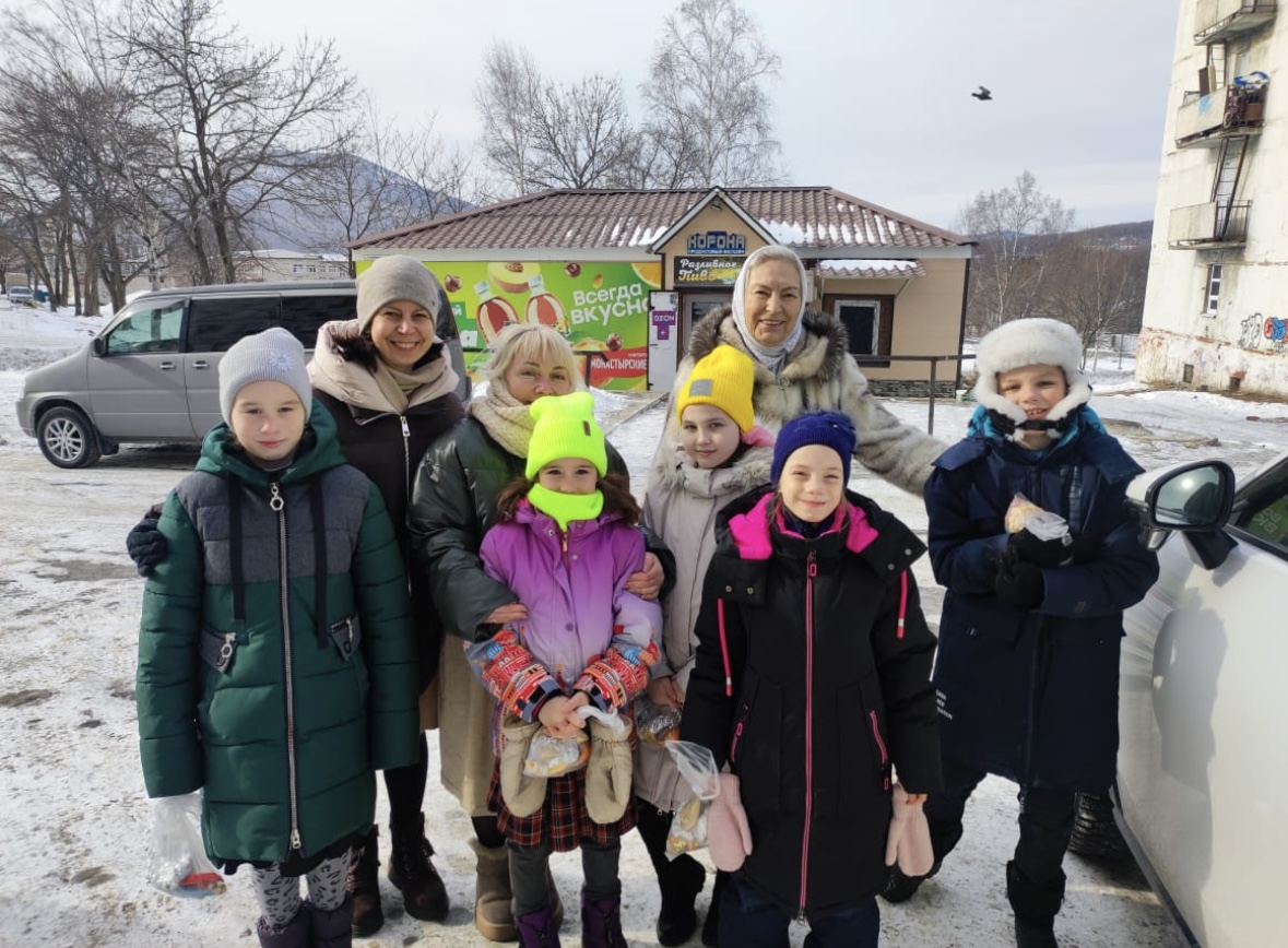 Воспитанники приходской воскресной школы в г. Фокино поздравили с праздником Богоявления пожилых прихожан .