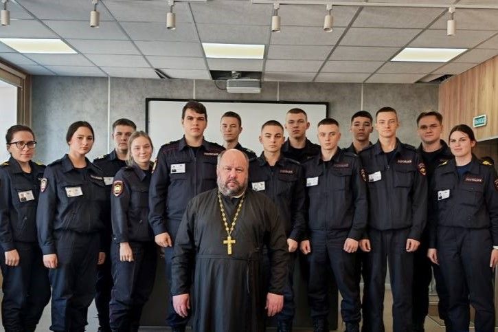 Духовные наставления для будущих стражей порядка: курсанты института МВД России имени И.Ф. Шилова побеседовали со священнослужителем