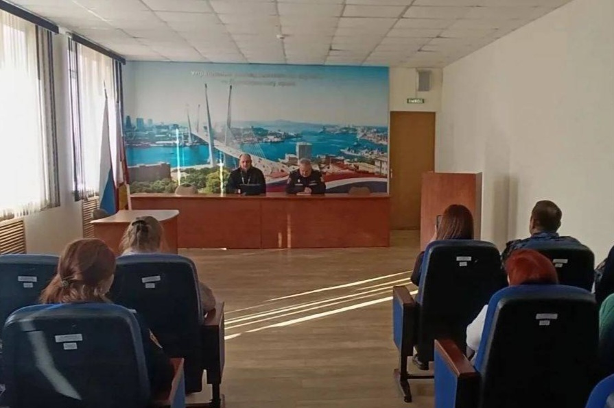 Иерей Дионисий Ищенко провел беседу с сотрудниками Росгвардии Приморского края