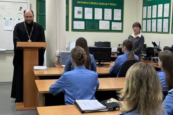 Руководитель миссионерского отдела провел беседу с сотрудниками аэропорта о свободе и зависимости