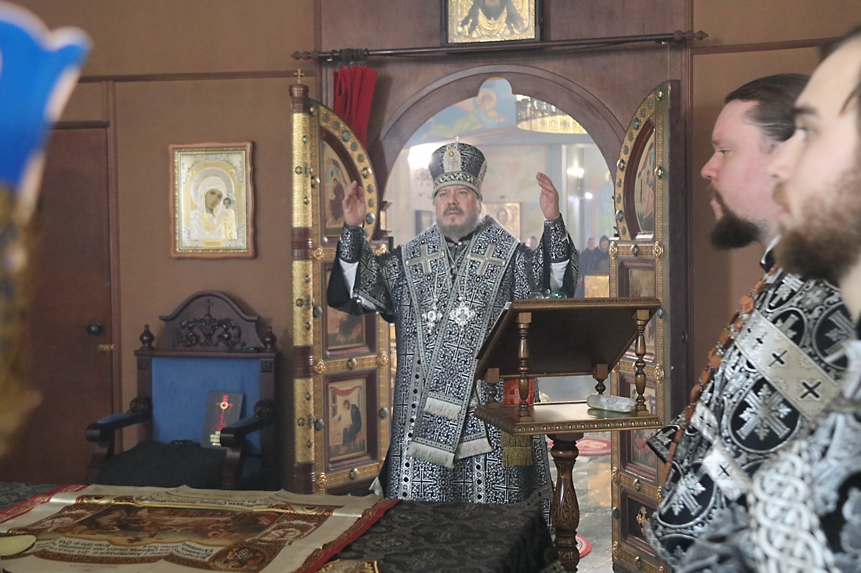 В пятницу первой седмицы Великого поста епископ Находкинский и Преображенский Николай совершил Литургию Преждеосвященных Даров и чин освящения колива в Казанском Кафедральном соборе г.Находки.