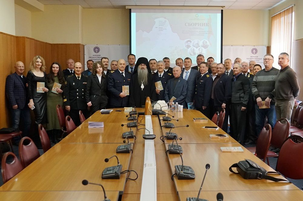 Викарий Владивостокской епархии епископ Иннокентий посетил презентацию в Морском собрании 