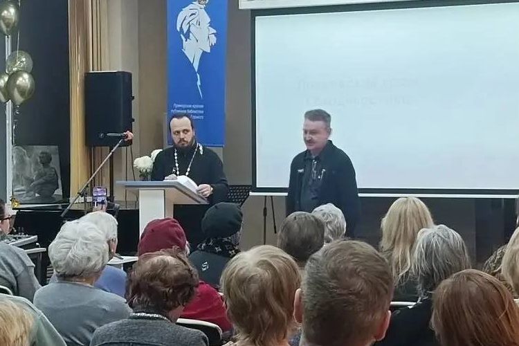 В библиотеке им. Горького иерей Владимир Плотников провел лекцию о Покровском кладбище