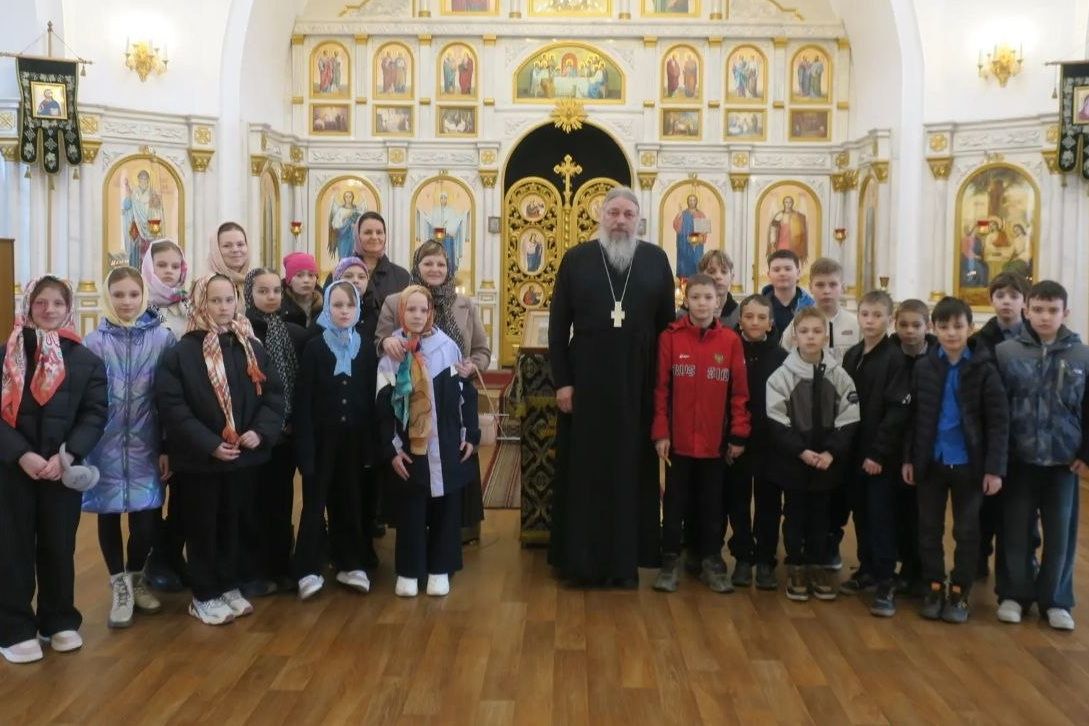 Ученики школы № 20 г. Артёма посетили храм п. Угловое с экскурсией