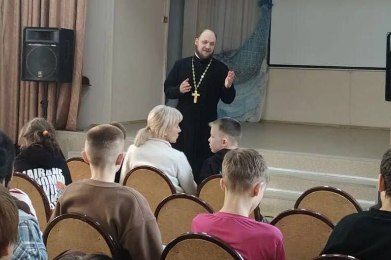 Руководитель миссионерского отдела епархии провел открытый диалог с воспитанниками детского дома о Божиих заповедях