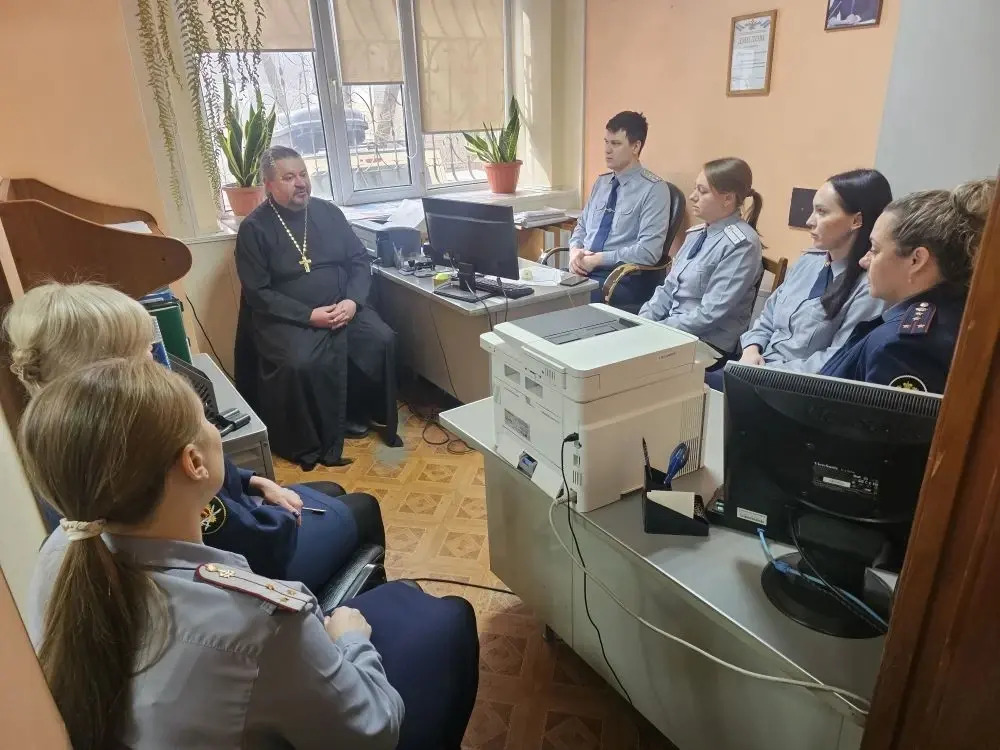 Руководитель отдела проводит беседы о Пасхе .