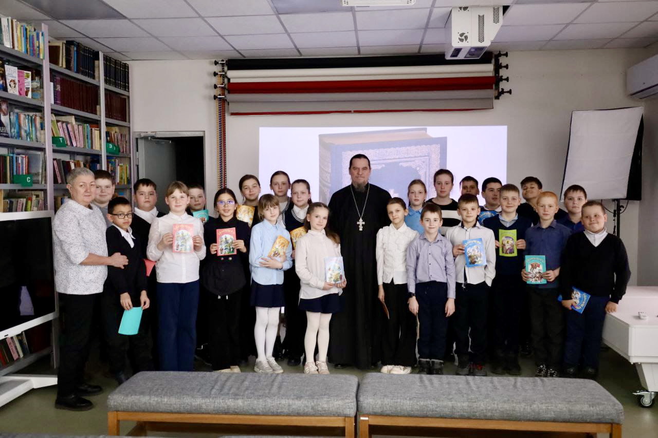 Ко Дню православной книги в Смоляниново для младших школьников прошла беседа со священником.