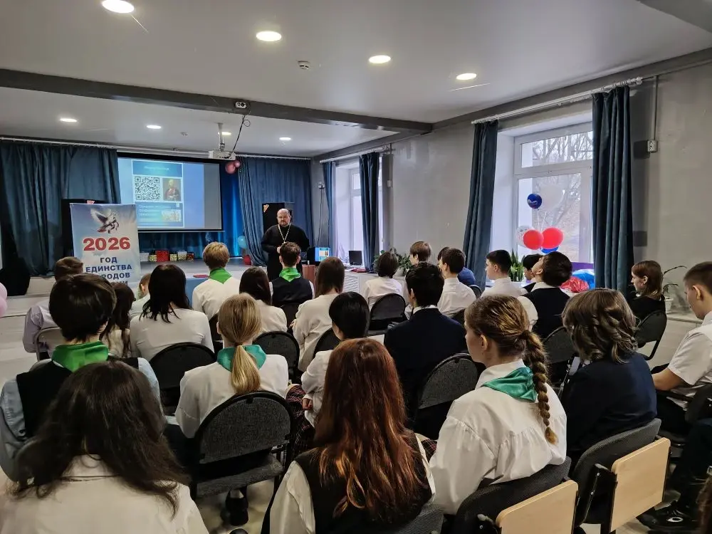 Иерей Роман Капитанюк проводит беседы со школьниками об исторических личностях: Федоре Ушакове, Александре Суворове, святителе Луке Войно-Ясенецком.