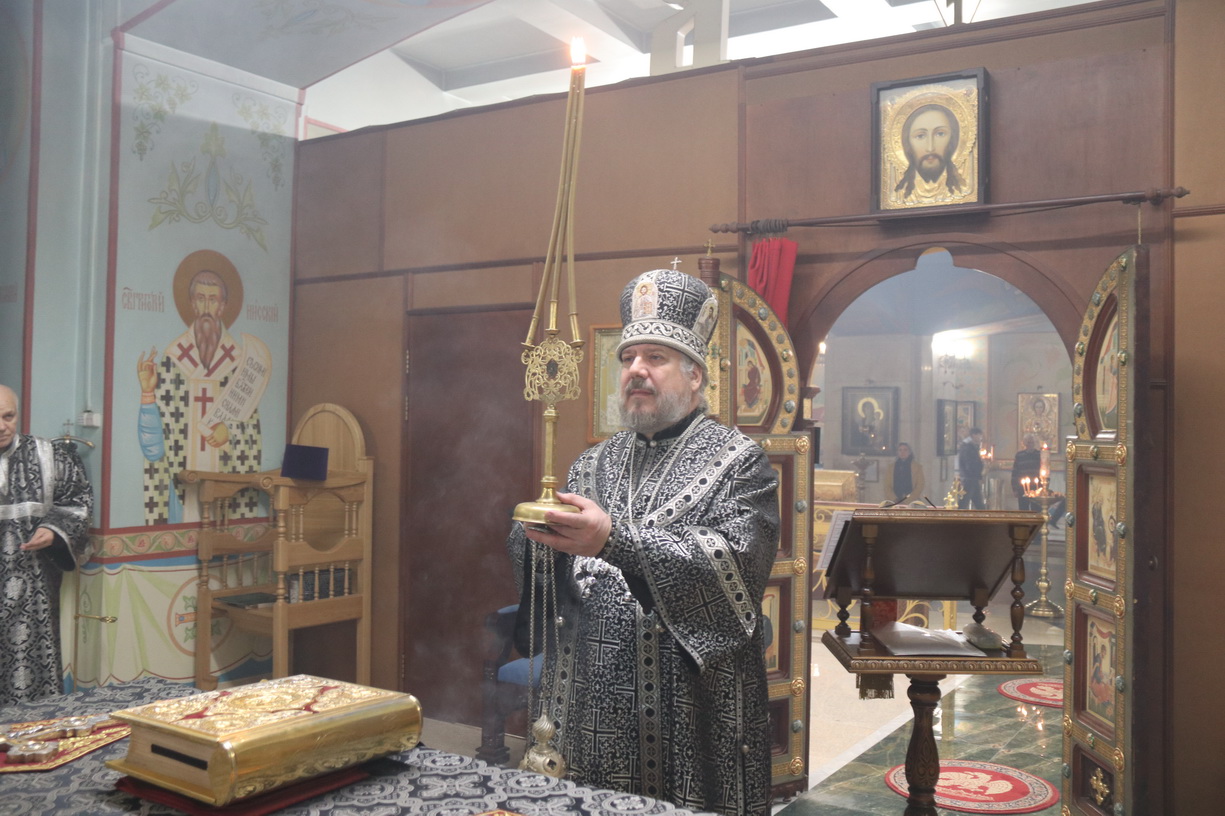 Епископ Николай совершил Литургию Преждеосвященных Даров в Казанском Кафедральном соборе.