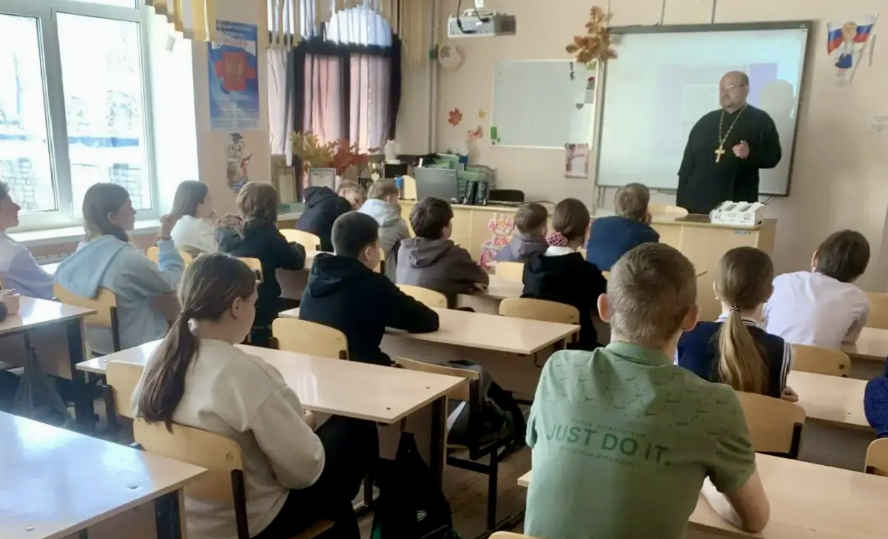 Священник поговорил со школьниками Фокино о великих соотечественниках: Луке Войно-Ясенецком и Федоре Ушакове.