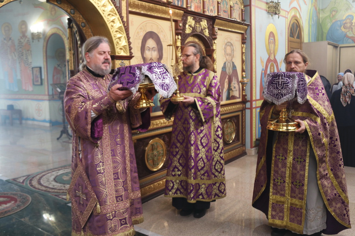 В неделю 5-ю Великого поста, памяти прп. Марии Египетской, епископ Находкинский и Преображенский Николай совершил Божественную литургию свт. Василия Великого в Казанском соборе г. Находки.