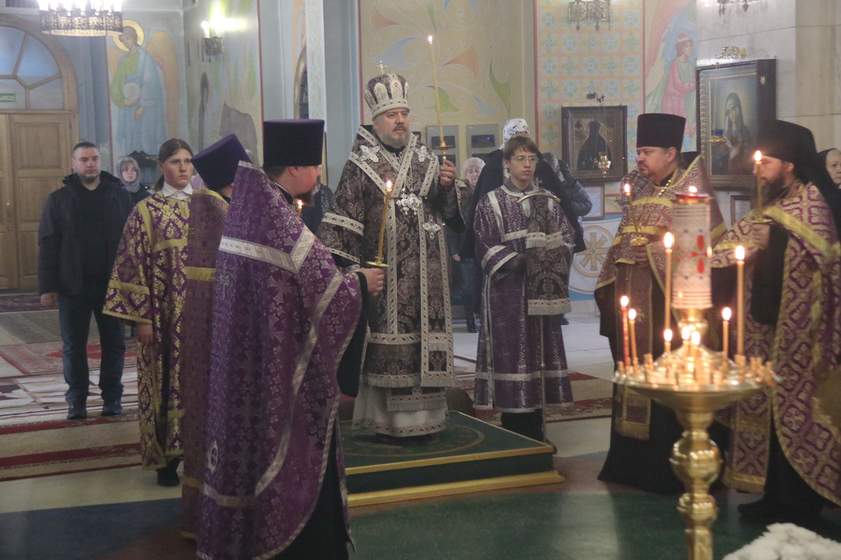 Епископ Николай возглавил вечернее богослужение в Казанском соборе.