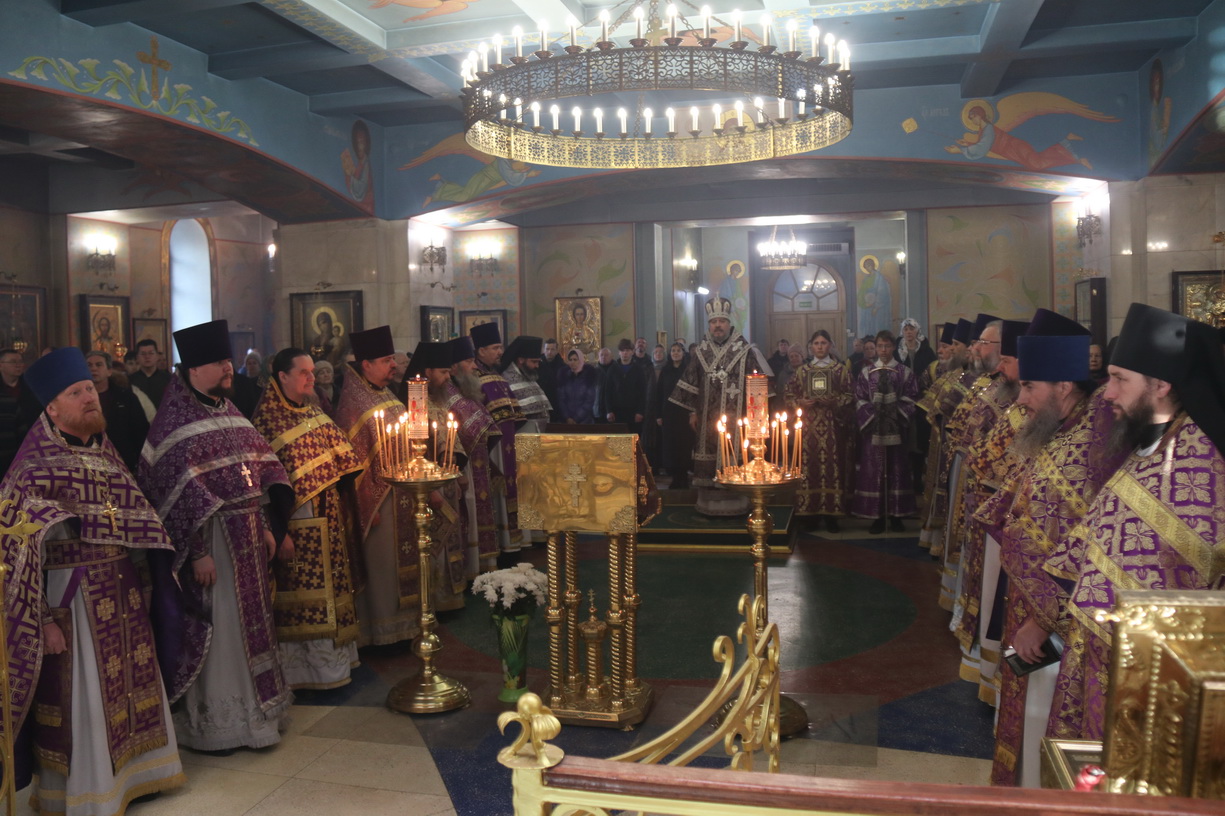 Епископ Находкинский и Преображенский Николай в сослужении епархиального духовенства совершил Литургию Преждеосвященных Даров в Кафедральном Казанском соборе г. Находки.