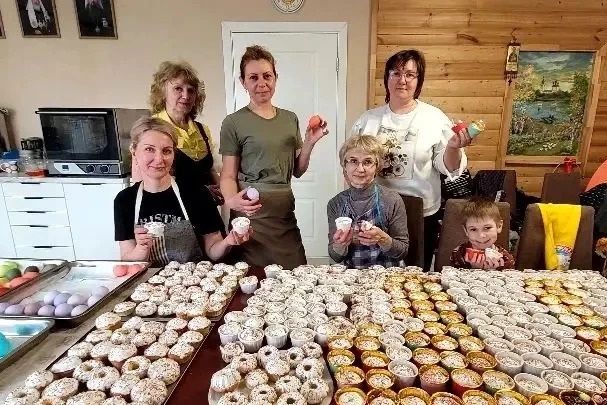 Прихожане храма Новомучеников и исповедников Церкви Русской испекли куличи для пациентов Владивостока