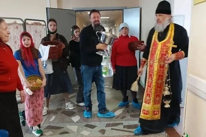 Протоиерей Александр Талько поздравил пациентов и персонал Тысячекоечной больницы с Пасхой
