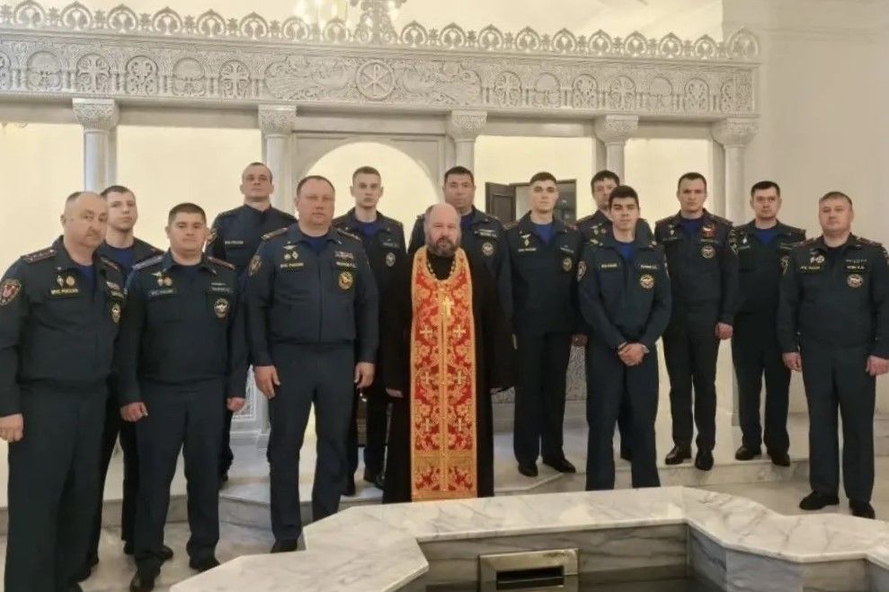 В День памяти погибших в радиационных авариях и катастрофах главный храм Приморья посетили сотрудники МЧС России