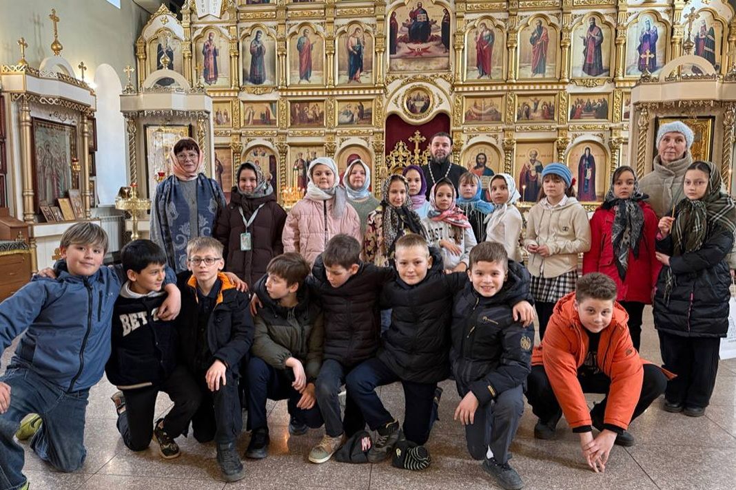 Ученики школы № 27 посетили храм свт. Николая Чудотворца во Владивостоке 