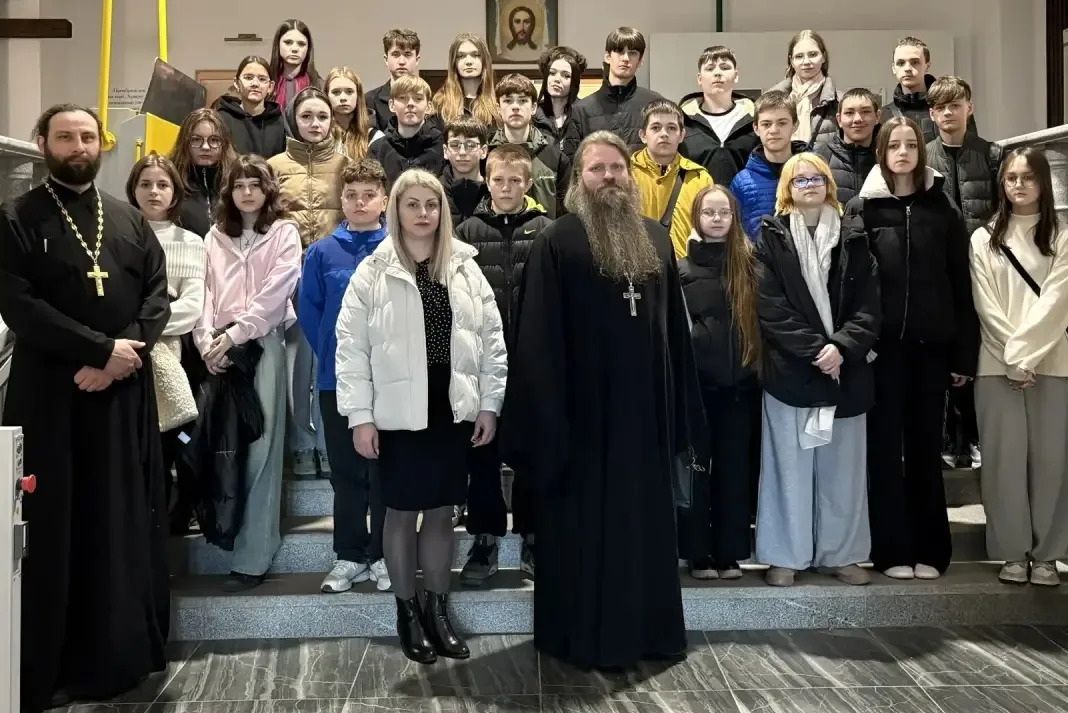 «Крепкая семья»: школьники и студенты Владивостока встретились со священнослужителями в главном храме Приморья