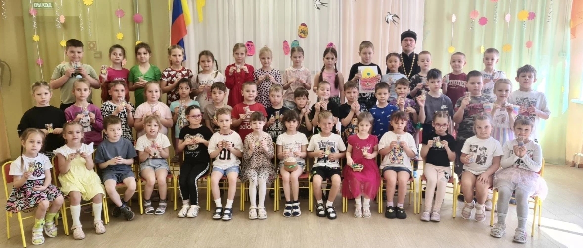 Дошколята Уссурийска поздравили иерея Павла Моисеева с Пасхой Христовой