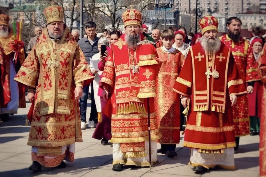 В субботу Светлой седмицы архипастыри Приморской митрополии совершили Литургию в Спасо-Преображенском соборе