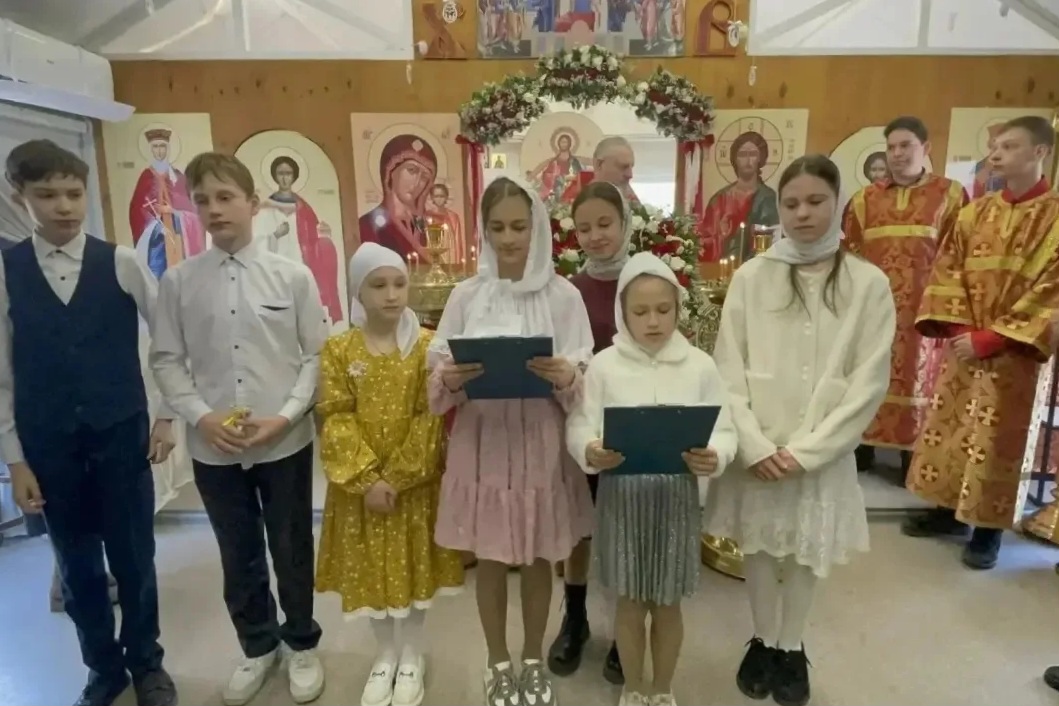 В Уссурийске ученики воскресных школ поздравили прихожан с Пасхой