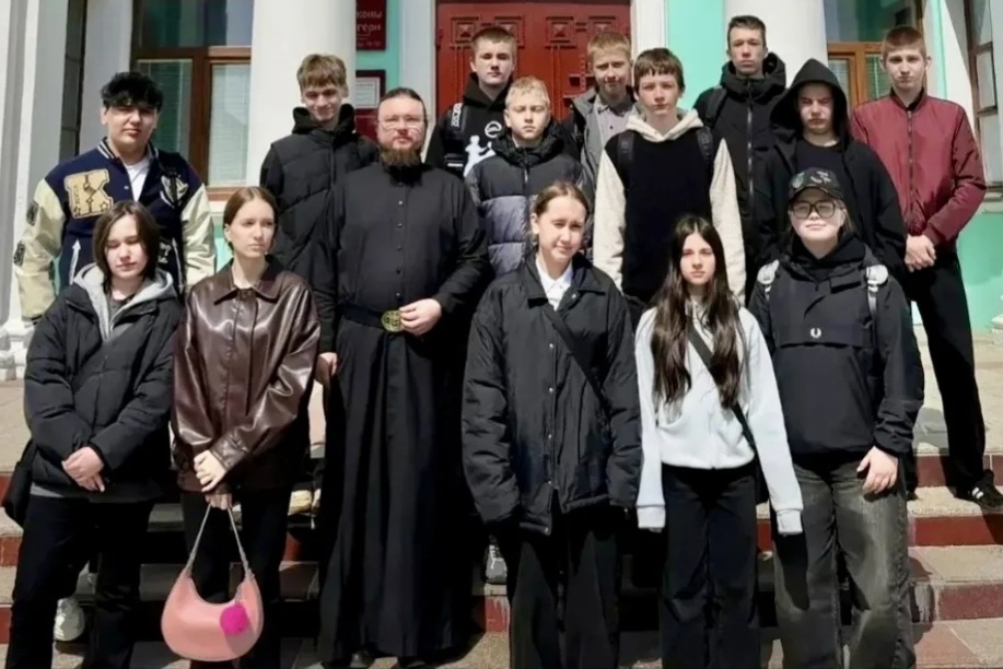 Экскурсия для школьников в Казанском храме Владивостока: о Пасхе, вере и колокольном звоне