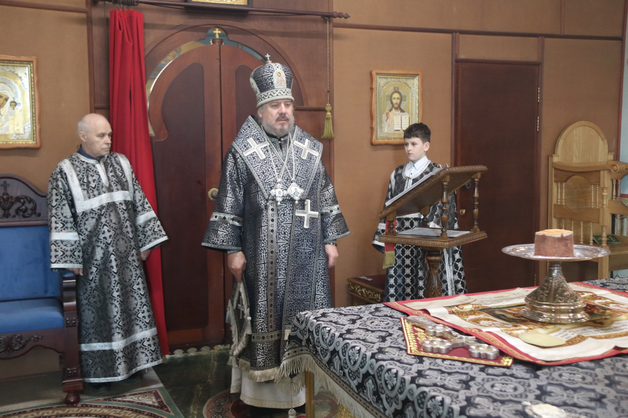 Епископ Находкинский и Преображенский Николай возглавил Литургию Преждеосвященных Даров в Казанском соборе г. Находки.