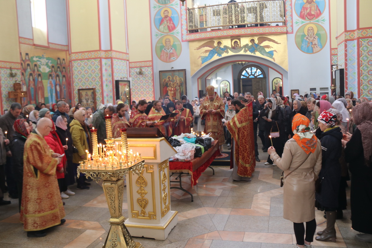 Во вторник Фоминой недели (Радоницу), епископ Находкинский и Преображенский Николай совершил Божественную литургию в Казанском Кафедральном соборе г. Находки.