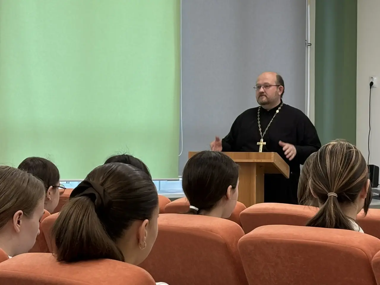 Иерей Роман Капитанюк провел встречи со старшеклассниками г. Большой Камень о святом враче Луке Войно-Ясенецком в рамках проекта «Помним историю, сохраняем традиции».