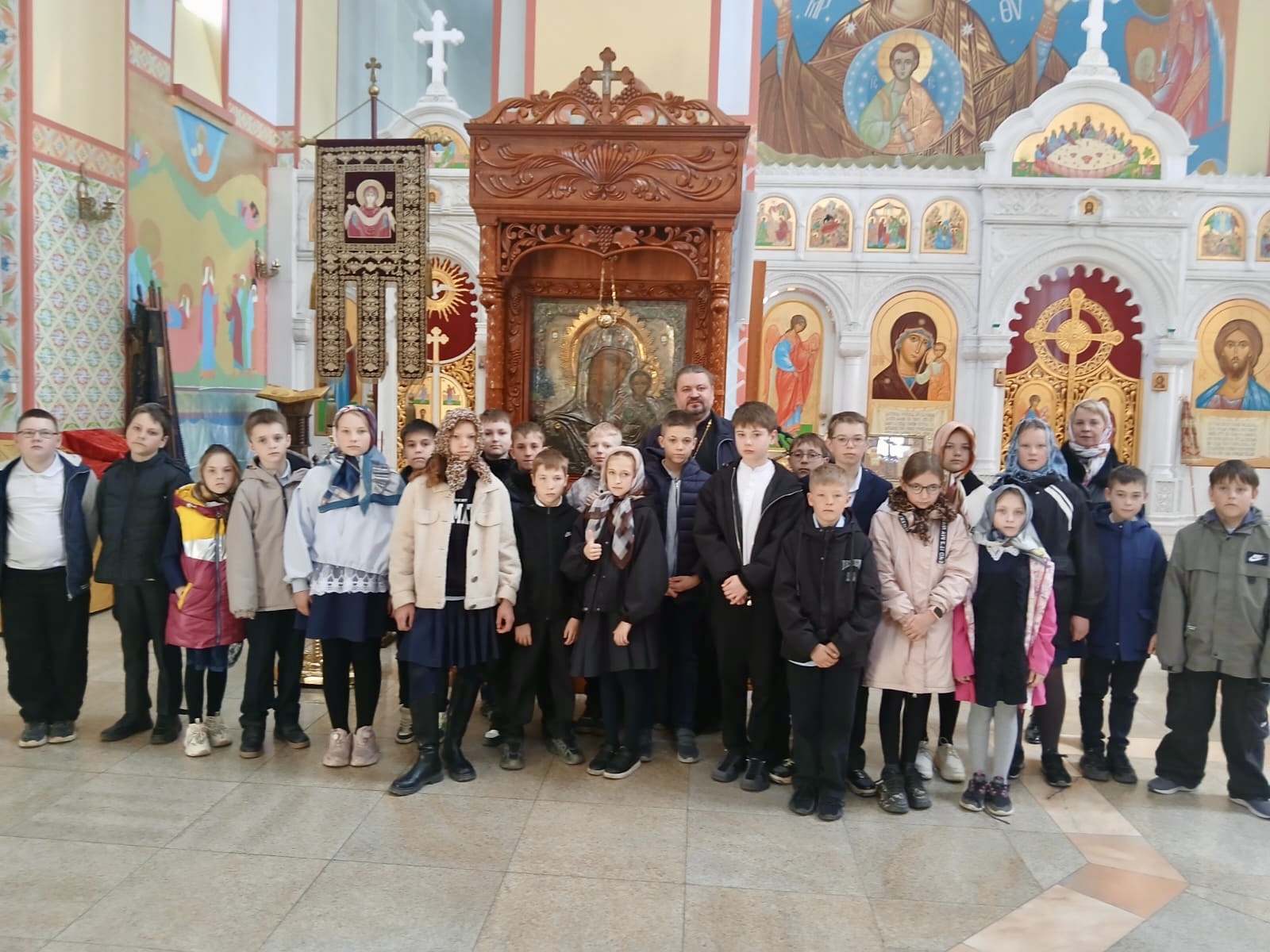 Священник проводит экскурсии для школьников в Казанский кафедральный собор.