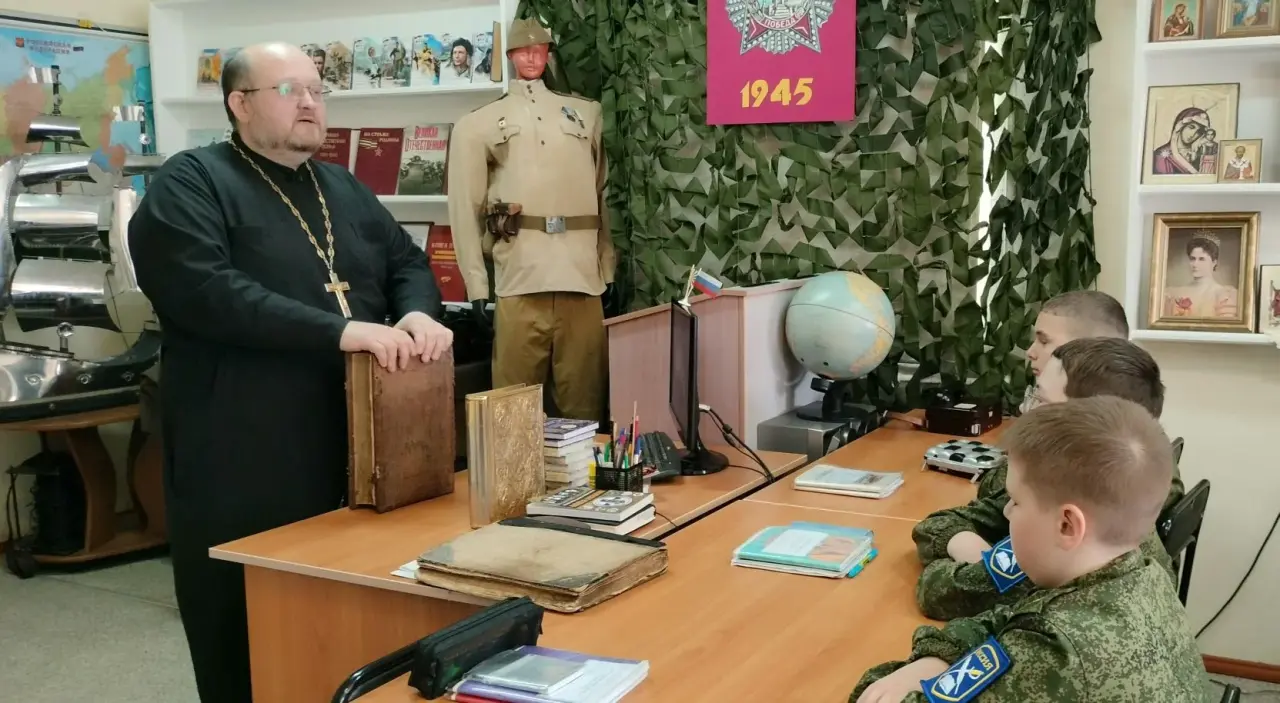 Священник рассказал кадетам Военно-патриотического клуба «СПАС» о первопечатнике Иване Федорове.