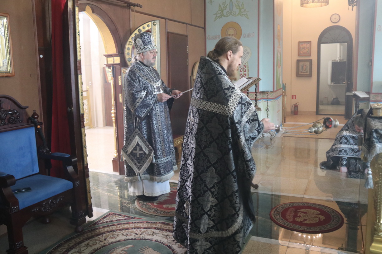 В Великую среду епископ Находкинский и Преображенский Николай совершил Литургию Преждеосвященных Даров в Казанском Кафедральном соборе г. Находки.