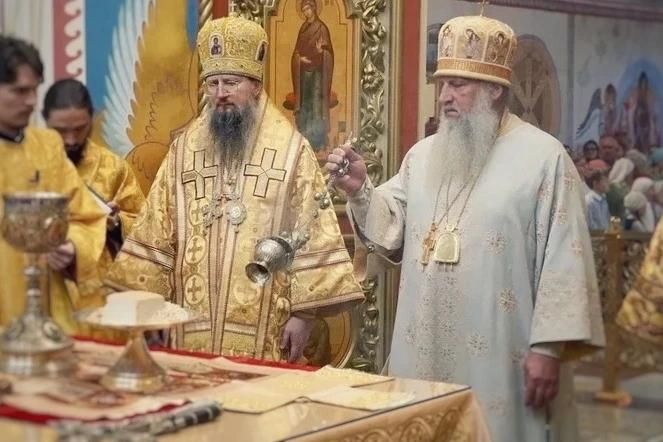 Митрополит Павел принял участие в соборном богослужении в Хабаровске и поздравил главу Приамурской митрополии с днем тезоименитства