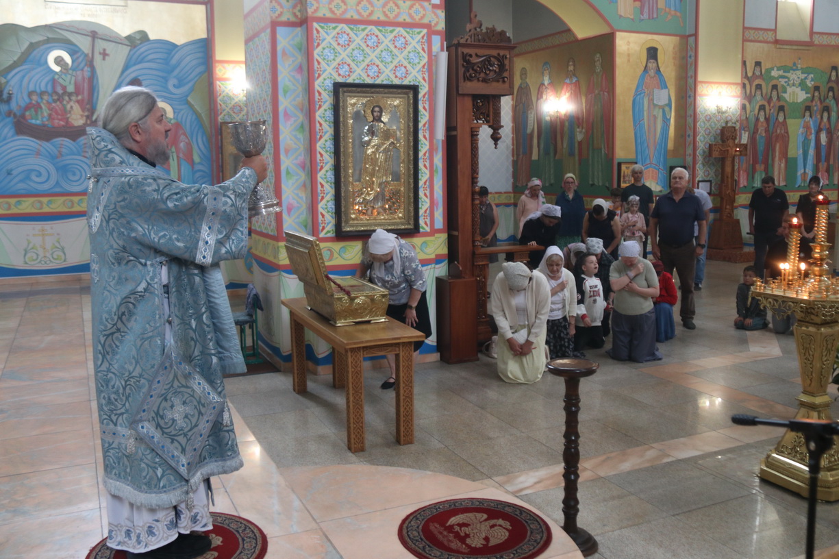 Епископ Находкинский и Преображенский Николай совершил Божественную литургию в Казанском соборе.